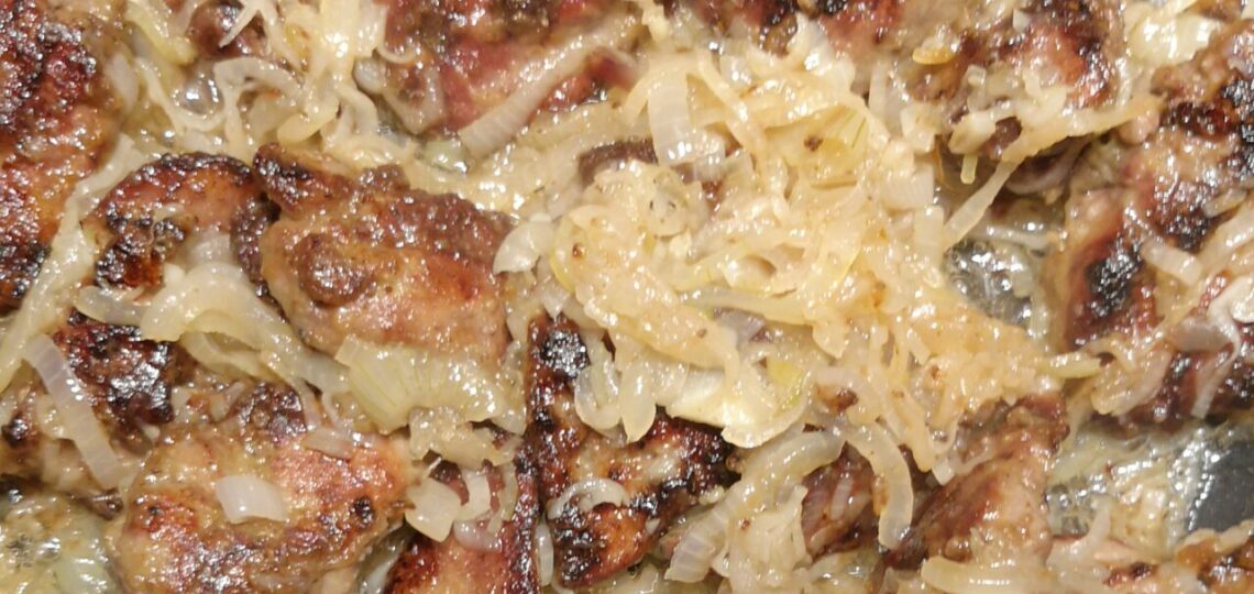 Wątróbka drobiowa z duszoną cebulką