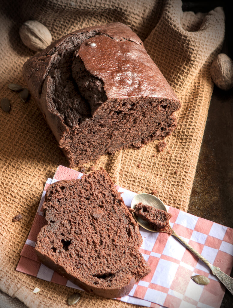 Ciasto bananowe z dojrzałych bananów z dodatkiem kakao.